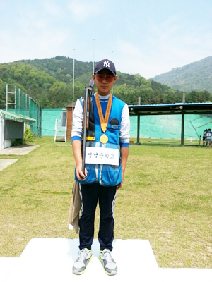 사격 입문 3개월 만에 한화회장배 전국사격대회 클레이사격 스키트에서 우승한 대구 영남중의 김민수. 대구시사격연맹 제공