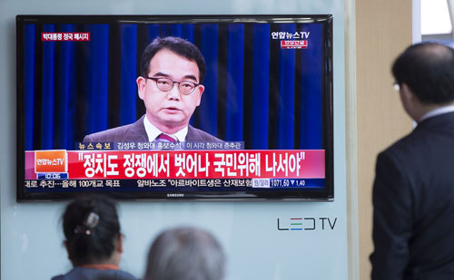28일 오전 서울역사에서 시민들이 김성우 청와대 홍보수석의 발표 방송을 보고 있다. 김 수석은 성완종 파문 사태 등 최근 정국상황에 대한 박근혜 대통령의 메시지를 대신 전달했다. 연합뉴스