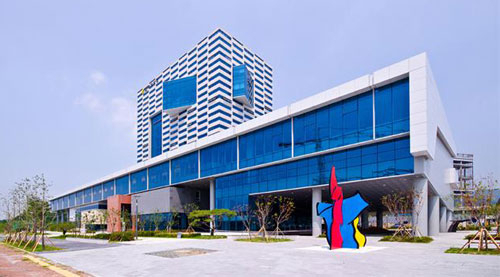 한국감정원은 2013년 대구 신서혁신도시로 본사를 이전한 이래 지역 경제 활성화와 일자리 창출에 적극적으로 나서고 있다. 한국감정원 전경. 매일신문 DB