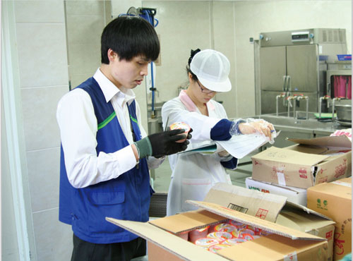 김천농협이 운영하는 김천시 학교급식지원센터 직원들이 학교급식에 사용된 친환경 급식 자재를 배송 차량에 싣고 있다. 김천시 학교급식지원센터 제공