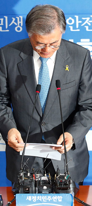 새누리당 김무성(왼쪽) 대표와 새정치연합 문재인 대표가 30일 각각 당회의에 참석했으나 그 표정은 사뭇 달랐다. 여야의 유력 대선 후보 간 첫 대결은 김무성 대표의 승리로 끝났다. 연합뉴스