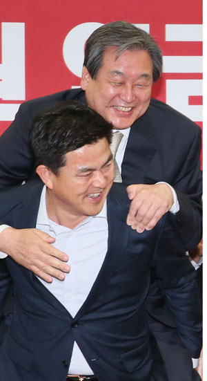 김무성(위) 새누리당 대표가 30일 당 최고위원회 회의에 앞서 김태호 최고위원이 