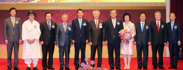 재부 경북향우회 여성회 회장 정분옥(오른쪽에서 네 번째) 씨.