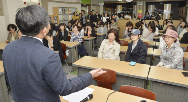 30일 오후 경신고 학부모 100여 명이 학교 내 해솔도서관에서 김진일 경신교육재단 이사장과 만나 재단 측이 자사고 운영을 포기하기로 한 것에 항의하고 있다. 성일권 기자 sungig@msnet.co.kr