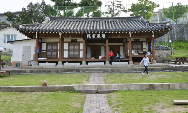 대구 중구 동산동 옛 구암서원. 16년간 방치됐던 이 한옥은 전통한옥체험 공간으로 탈바꿈해 매달 평균 70여 명의 관광객이 머물고 간다. 우태욱 기자 woo@msnet.co.kr
