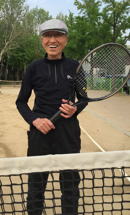 테니스를 즐기는 김종수 할아버지