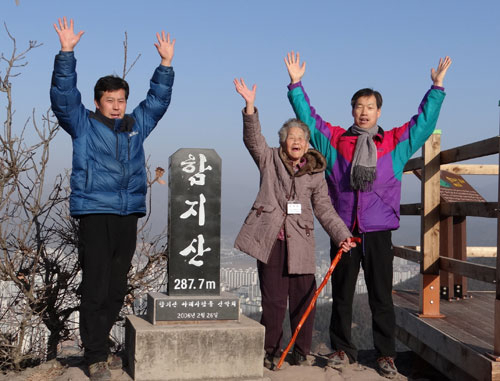 지난해 1월 1일 문대전(가운데) 할머니와 아들 정원복(오른쪽) 씨, 정 씨의 고향 친구 김기태 씨가 함지산 등산 성공을 자축하며 정상에서 