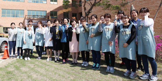 명품요양병원에서 봉사활동을 펼친, 1004동아리 회원들이 파이팅을 외치고 있다. 경북전문대 제공