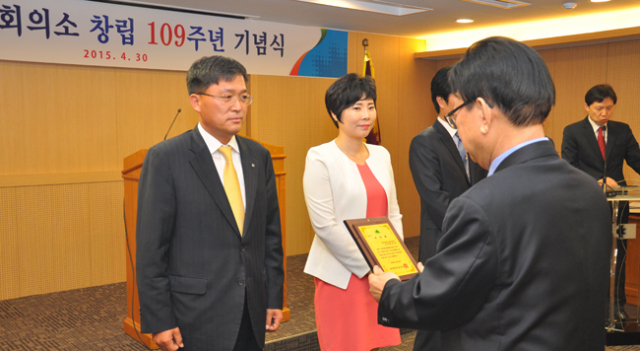 지난달 30일 열린 대구상공회의소 창립 109주년 기념식에서 진영환 대구상의 회장이 모범 기업인 등에게 표창을 전달하고 있다. 대구상의 제공