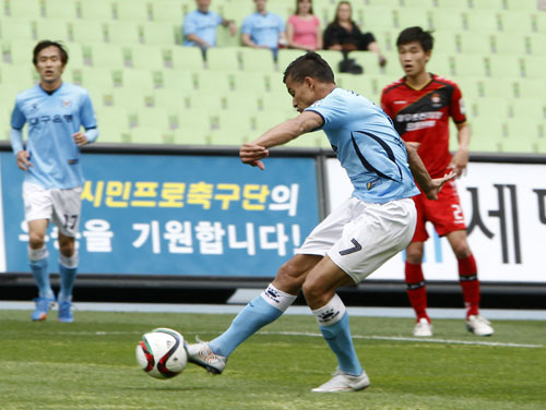 대구FC 조나탄이 2일 대구스타디움에서 열린 경남FC와의 K리그 챌린지 7라운드 홈경기에서 후반 40분 결승골을 터뜨리고 있다. 대구FC 제공