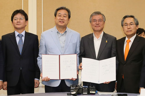 새누리당 유승민 원내대표, 김무성 대표, 새정치민주연합 문재인 대표, 우윤근 원내대표(왼쪽부터)가 2일 국회에서 