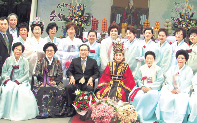 선덕여왕으로 선정된 주설자 시인이 숭모다례제를 마친 뒤 대회장인 문희갑 전 대구시장 등과 함께 기념촬영을 했다.