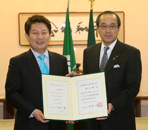 권영진 대구시장은 4일 일본 히로시마 현지에서 히로시마 명예시민증을 받았다. 대구시 제공