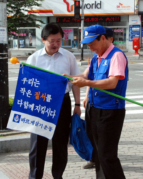 권영세 시장이 출근길 교차로에서 기초질서 지키기 캠페인 활동을 벌이고 있는 바르게살기협의회 회원들과 이야기를 나누고 있다. 엄재진 기자