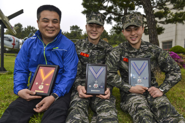 해병대 헌혈왕 삼부자, 왼쪽부터 아버지 유승국 씨와 동생 준상