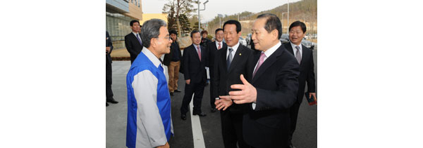 김충식(오른쪽) 창녕군수와 넥센타이어 강병중 회장이 공장시설과 관련해 얘기를 나누고 있다. 창녕군 제공