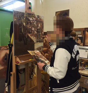 예비 화가인 수민 씨가 습작에 열중하고 있는 모습.