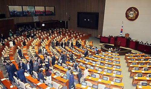 4월 임시국회에서 공무원연금 개혁안 처리가 무산된 6일 밤 새누리당 의원들이 국회 본회의장을 떠나고 있다. 2015.5.6/연합뉴스