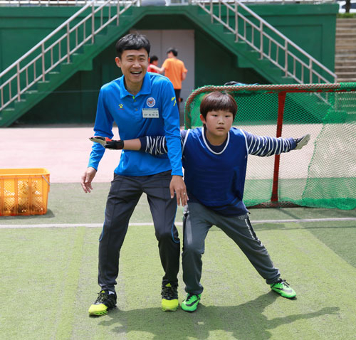 대구FC 최원권이 6일 대구 용지초교에서 지역사회공헌활동으로 체육 수업을 하고 있다. 대구FC 제공