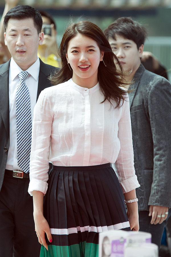 릴리안 숨쉬다 전속 모델 미쓰에이 수지가 팬 사진회장에 입장하고 있다.