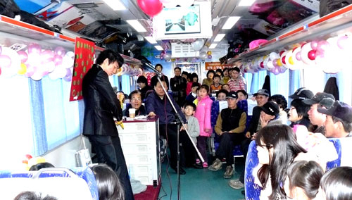 경북도는 코레일 대구본부와 공동으로 이달 다양한 종류의 경북관광순환테마열차 이벤트를 진행한다. 사진은 테마열차 내 마술공연 및 테마열차와 연계된 발물레 체험.