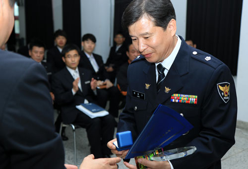 장광수 경위가 대구소방본부로부터 하트세이버 배지와 감사패를 받고 있다. 대구경찰청 제공
