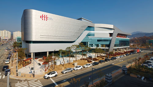 개관을 한 달도 채 남기지 않은 대구텍스타일콤플렉스(DTC)가 관장 해임과 50% 이상의 공실률, 박물관 전시품 구비 미비 등 난맥상을 노출하고 있다. 대구시 동구 봉무동의 DTC 전경. 매일신문 DB
