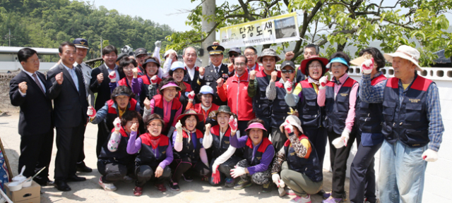 청도 금천면 임당1리 마을이 청도 행복마을 2호점으로 선정돼 7일 각계의 자원봉사자들이 재능기부 활동을 펼치고 있다. 청도군 제공