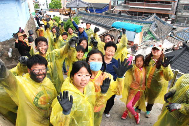 안동시 신세동 벽화마을로 유명한 성진골 환경정비 사업에서 시작된 작은 나눔이 이웃의 홀몸노인 후원으로 이어지고, 초등학생들이 봉사에 나섰다. 엄재진 기자