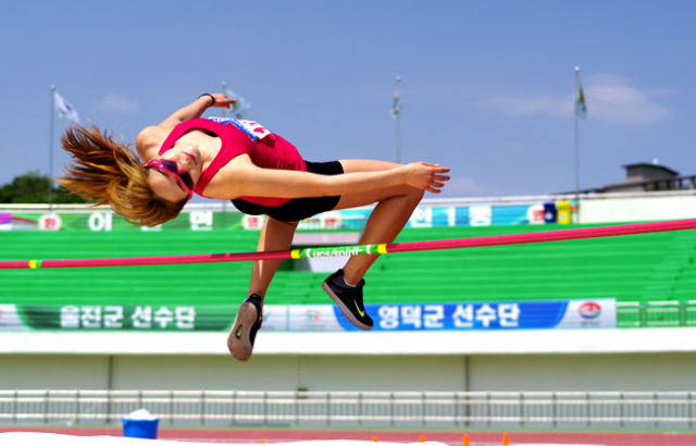 김혜선(영주시청)이 9일 영주시민운동장 필드에서 열린 시 여자 일반부 높이뛰기에서 힘차게 바를 넘고 있다. 영주시 제공