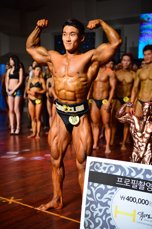 2015 미스터 대구에 선발된 정민우(대구보건대 헬스센터)가 포즈를 취하고 있다. 대구보디빌딩협회 제공