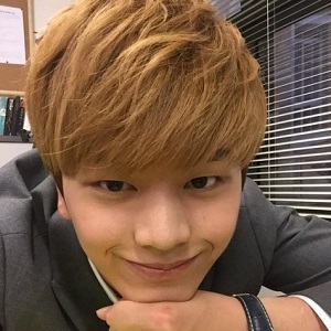 육성재 셀카