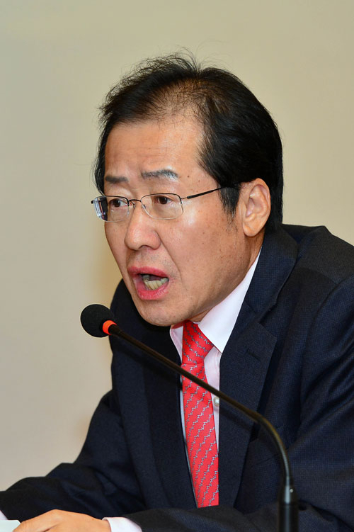 사진. 홍준표 경남도지사가 11일 기자회견을 열고 