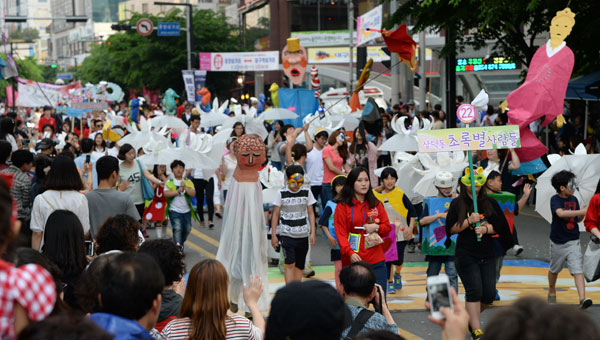 대구의 대표 축제인 2015 컬러풀 페스티벌이 2일 오후 중앙로 대중교통전용지구에서 열린 가운데 컬러풀 퍼레이드 참가자들이 행진하고 있다. 김영진 기자 kyjmaeil@msnet.co.kr