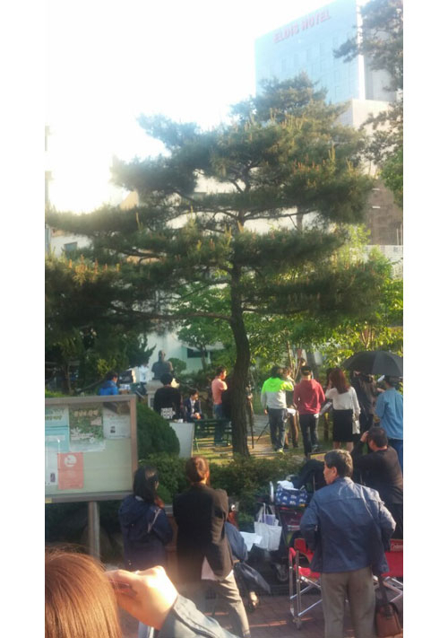 파랑새의 집 촬영진들이 12일 계산성당 앞에서 드라마 촬영을 하고 있다. 허현정 기자