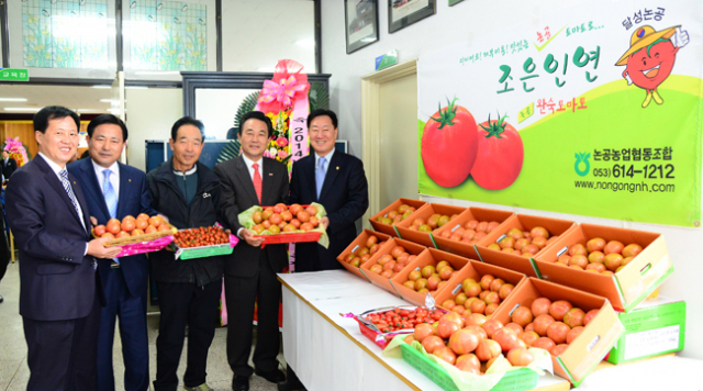 김문오 달성군수가 논공농협에서 열린 토마토 공동출하 촉진대회에 참석해 달성 토마토의 우수성을 알리고 있다.