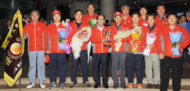 11일 청도군청 마당에서 제53회 경북도민체육대회에서 군부 종합 3위에 오르며 약진한 선수단 환영식이 열렸다. 청도군 제공