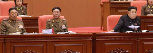 북한 현영철 인민무력부장이 불경죄로 총살됐다고 13일 국정원이 밝혔다. 국회 김광림 정보위원장과 여야 정보위 간사들은 13일 국회에서 이 같은 내용에 대해 취재진에게 브리핑을 했다. 4월 24일과 25일 열린 인민군 훈련일꾼 대회 도중 눈을 감은 채 고개를 숙이고 있는 현영철 인민무력부장과 황병서 군 총정치국장, 김정은 국방위원회 제1위원장(왼쪽부터)의 모습. 연합뉴스
