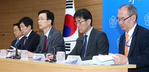 방문규 기획재정부 2차관이 12일 오전 정부세종청사 기재부 공용브리핑룸에서 열린 2015 국가재정전략회의 정부부처 합동 사전브리핑에서 주요 내용을 브리핑하고 있다. 연합뉴스