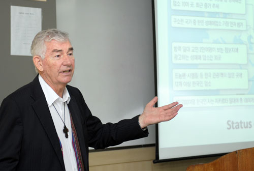 필리핀 빈민의 성자로 불리는 아일랜드 출신 셰이 컬린 신부가 14일 대구가톨릭대를 찾아 
