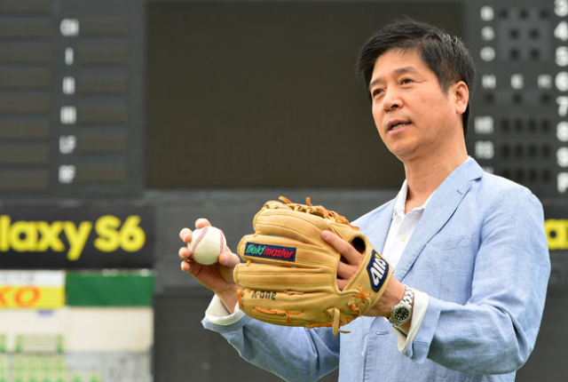 1970년대 경북고 야구 전설의 주역이었다가 후에 모교에서 10년간 감독을 맡았던 서석진(TBC 야구해설위원) 씨를 만나 당시 뒷이야기를 들어보았다. 인터뷰에 앞서 대구시민운동장에서 촬영시간을 가졌다. 정운철 기자 woon@msnet.co.kr