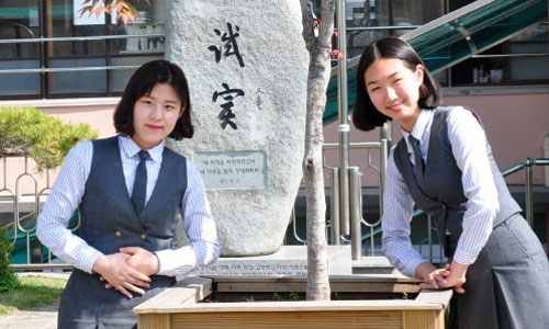KB국민은행에 입행 예정인 이채원(왼쪽), 김도은 학생