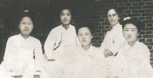 1912년 제1회 졸업생. 신명백년사 제공