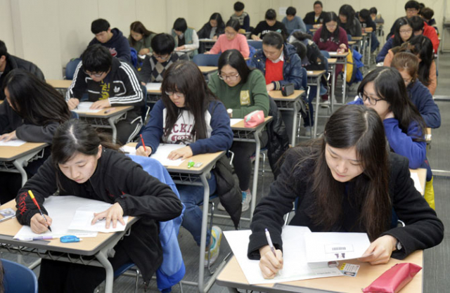 전반적으로 논술 전형 비중이 줄었다고는 하나 상위권 대학의 경우 논술 전형은 여전히 주요 전형 중 하나다. 논술을 준비하겠다고 마음먹었다면 출제 경향과 수능 최저학력기준 등을 꼼꼼히 따져봐야 한다. 지난해 말 경북대 수시모집 대학진학적성검사(AAT) 시행 모습. 매일신문 DB