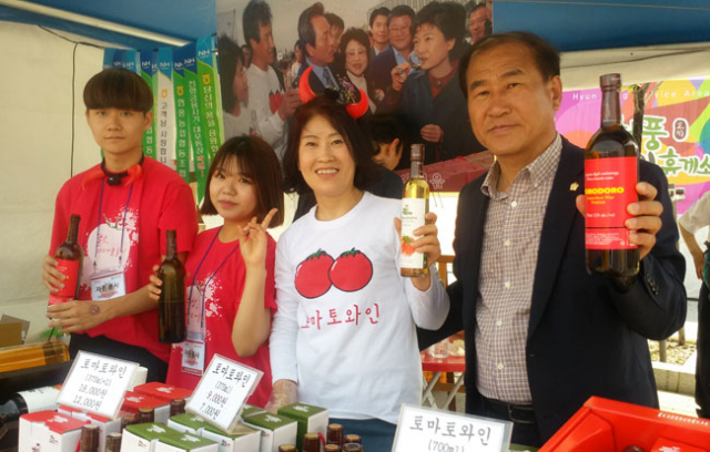 달성 토마토 축제에서 농업회사법인 (주)토마토와인 관계자들이 홍보에 열을 올리고 있다. 김성우 기자