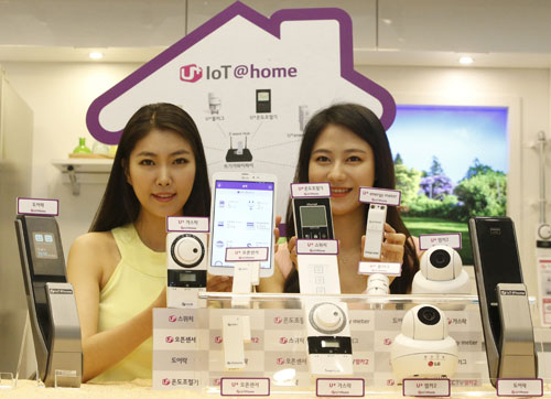 LG유플러스는 외부에서 스마트폰으로 실내 조명, 온도 등을 조절할 수 있는 홈 IoT 서비스를 선보였다. LG유플러스 제공