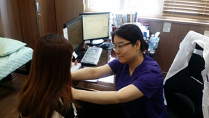 갑상선암은 수술이 원칙이지만 암의 진행 정도나 연령, 종양의 크기, 전이 여부 등에 따라 일부만 절제해 기능을 살리기도 한다. 라파엘병원 제공