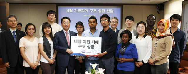 영남대 교직원과 학생, 유학생들이 네팔 지진피해 주민 구호 성금을 모아 주한 네팔 대사관에 전달했다.