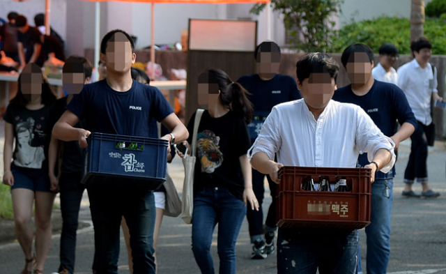 5월 들어 대구경북지역 대학들이 축제에 돌입한 가운데 대학축제 상업화에 대한 우려의 목소리가 높다. 19일 오후 한 대학교 캠퍼스에서 학생들이 술을 나르고 있다. 김영진 기자 kyjmaeil@msnet.co.kr