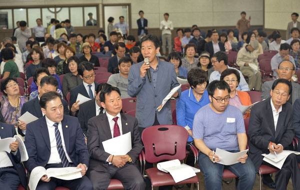 대구 시내버스 노선 체계 개편안의 의견 수렴을 위한 주민 설명회가 19일부터 시작됐다. 이날 서구청에서 열린 설명회에서 한 주민이 노선 개편안에 대해 질문을 하고 있다. 우태욱 기자 woo@msnet.co.kr